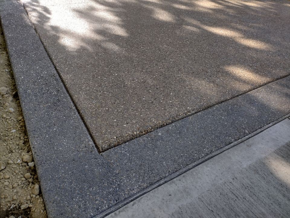 Exposed-aggregate concrete surface with contrasting border
